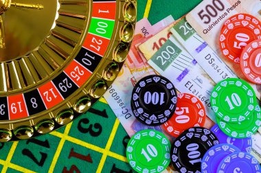 koin33 BandarQ table gameplay showing cards, player positions, and betting interface